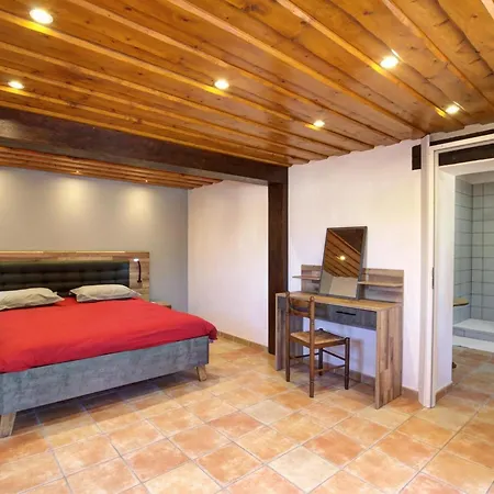 Familial Avec Et Jeux Exterieurs - 5 Chambres, 230m², Village Typique, Animaux Acceptes - Fr-1-496-289 Holiday home